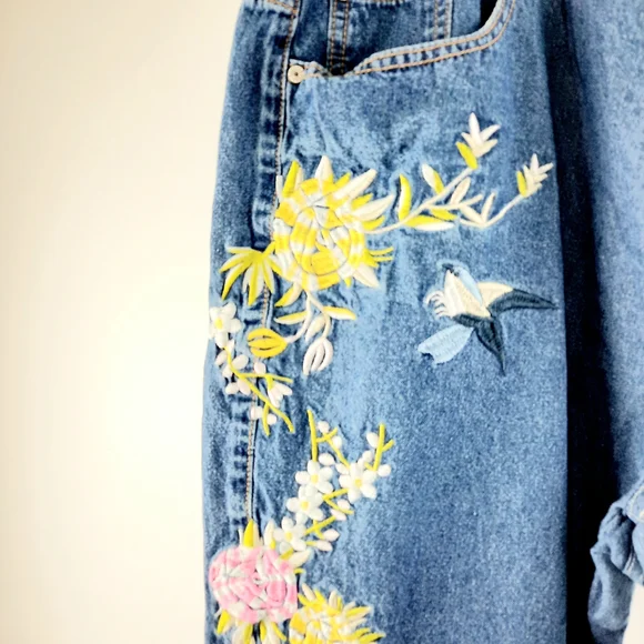 ❤️ Floral Embroidered High Rise Jeans - Picture 2 of 11